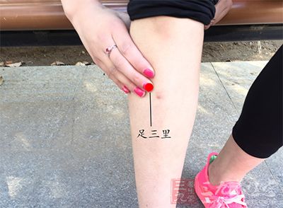 艾灸腎俞、關(guān)元、足三里、八髎穴